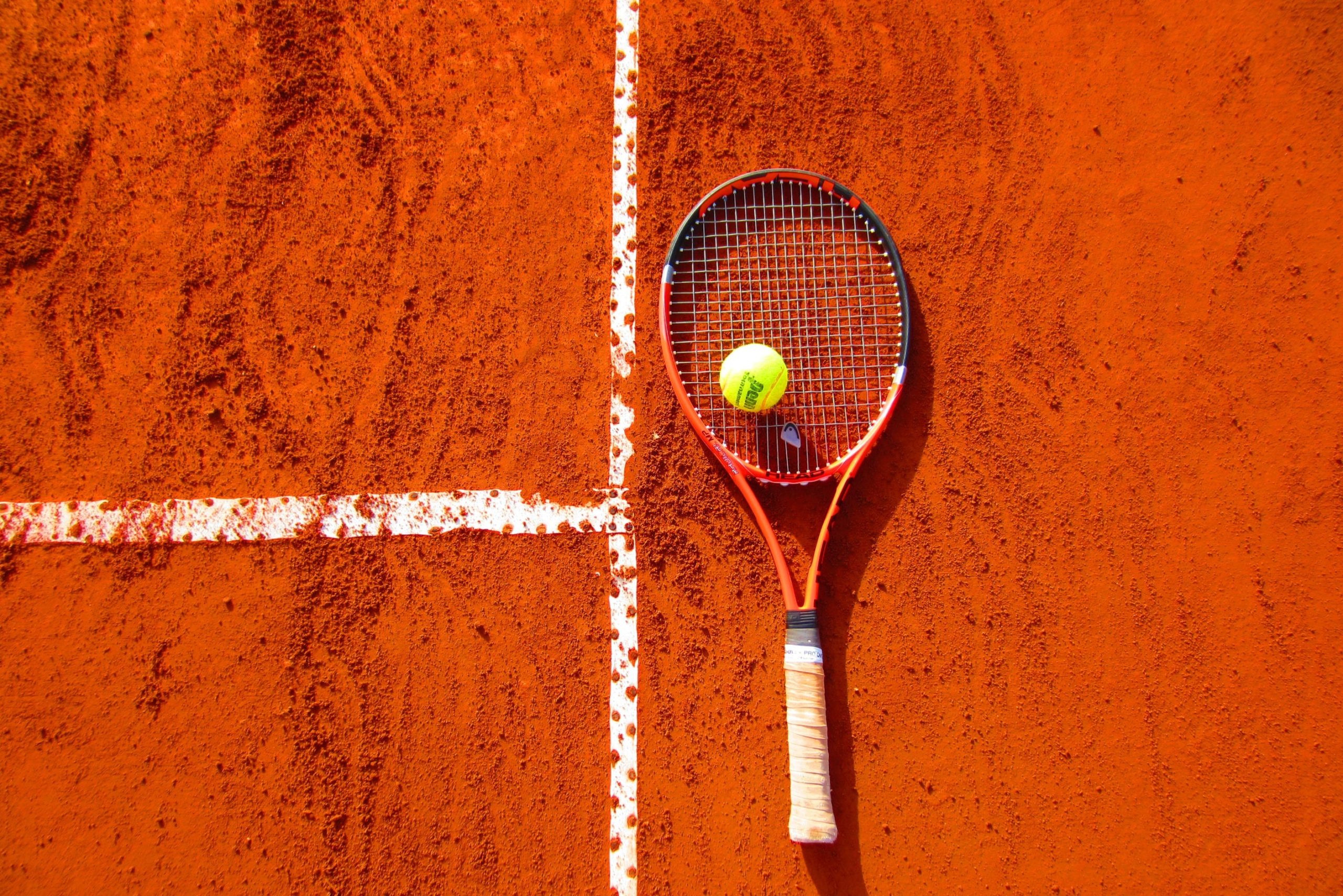 practicar deportes de raqueta