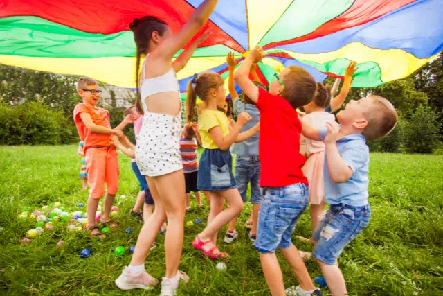 Grupo de niños en un campamento de verano