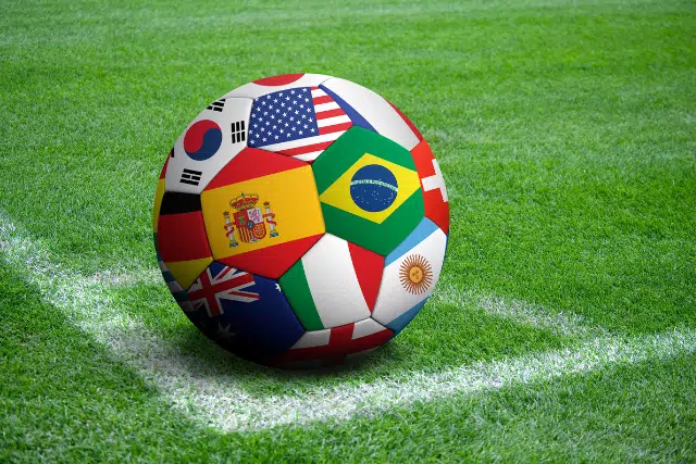 Balón de fútbol con banderas de países participantes en el Mundial 2026